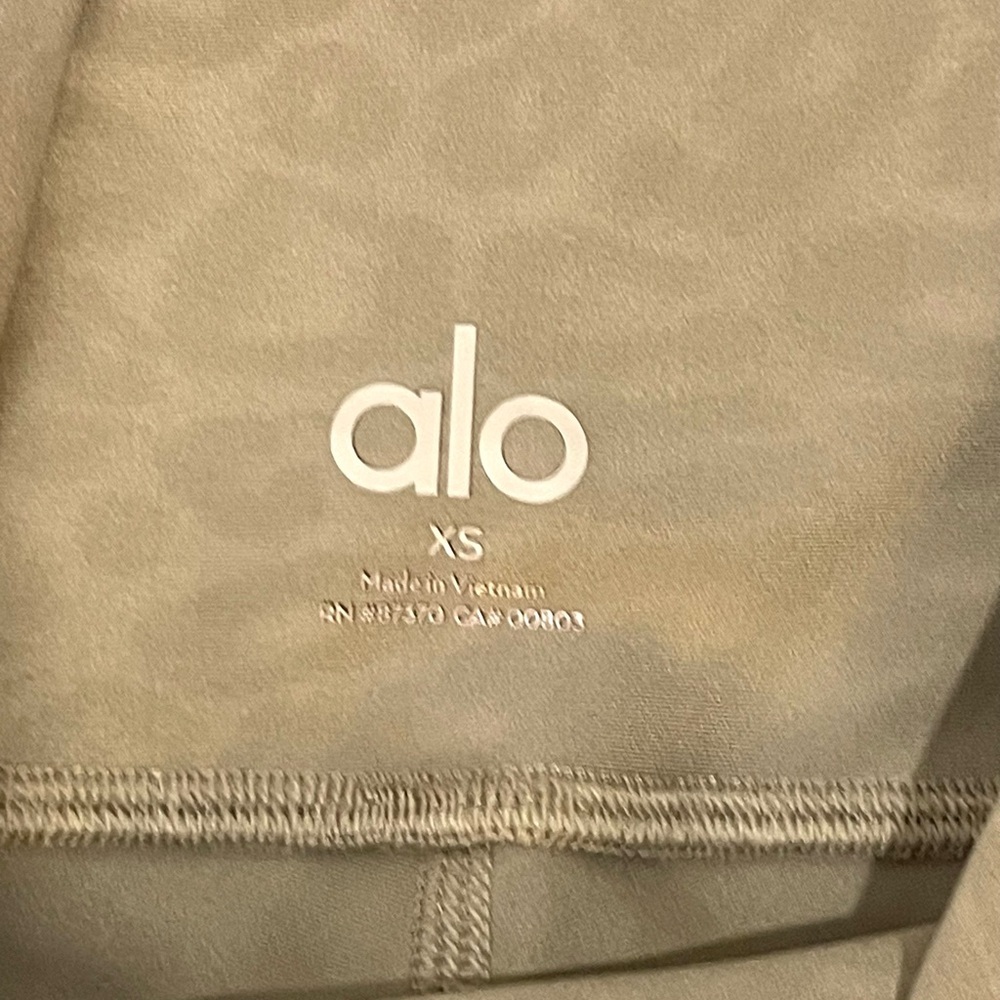 ALO Yoga Women's Leopard Print Tan Light Brown Bike Shorts XS - Picture 4 of 5
